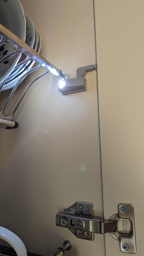 发光二极管怎么用220V电压点亮? 发光二极管怎么用220V电压点亮?